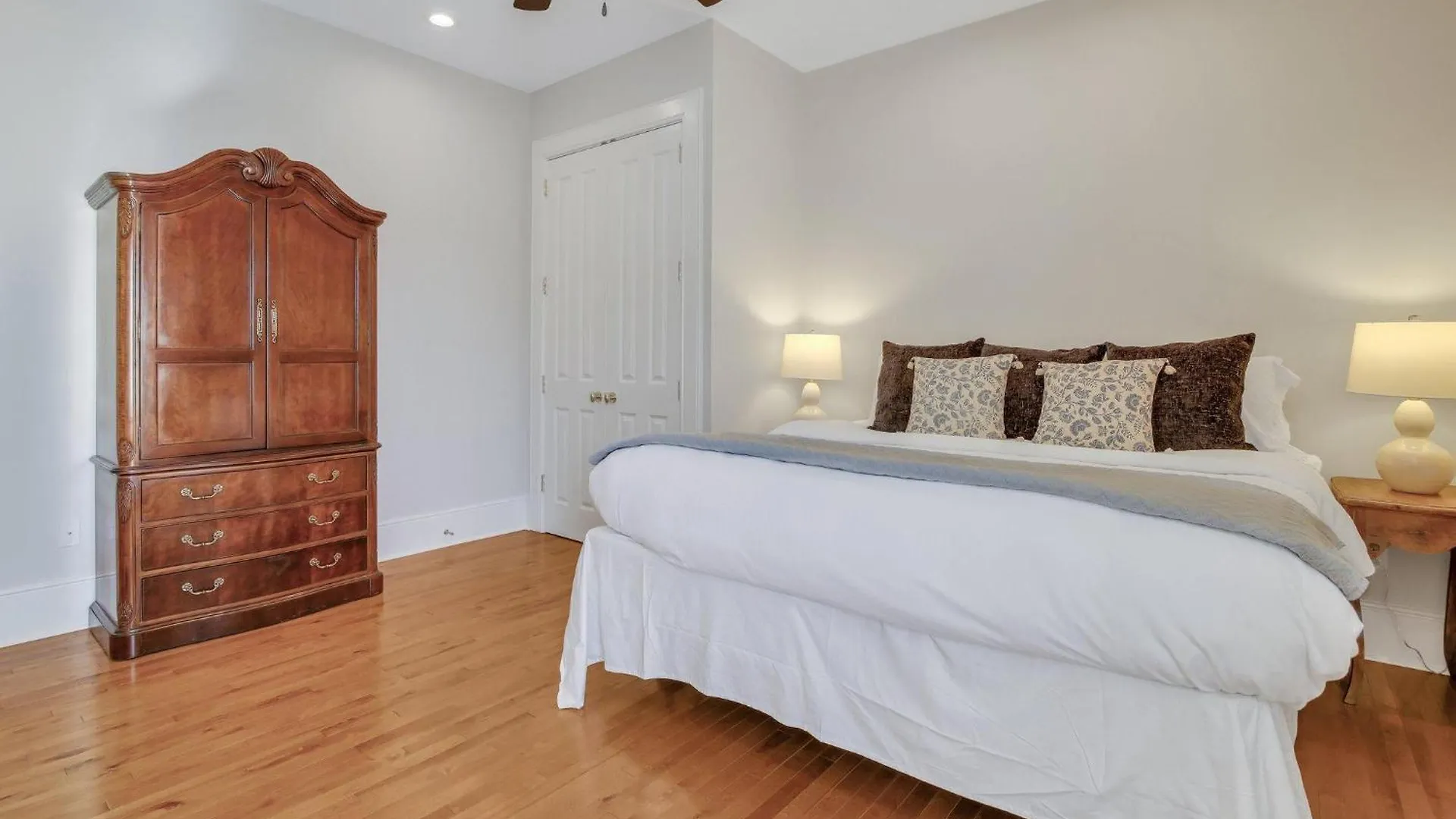 Sky Suite At 300 Drayton Savannah 0*,